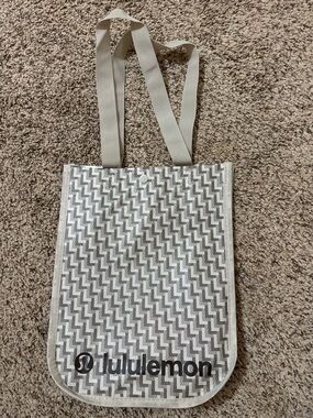 lululemon athletica Beige and Gray Chevron Toiletry Bag Tote